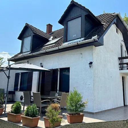 Loczy-lak Holiday home *